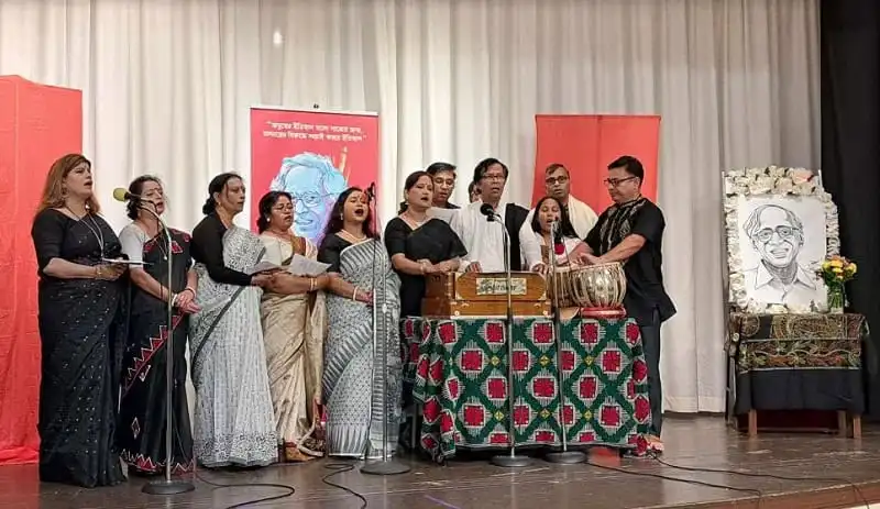 বাংলাদেশের সাংস্কৃতিক অনুষ্ঠানে গায়ক ও সংগীতশিল্পীরা পারফর্ম করছেন. Channel i News - চ্যানেল আই নিউজ