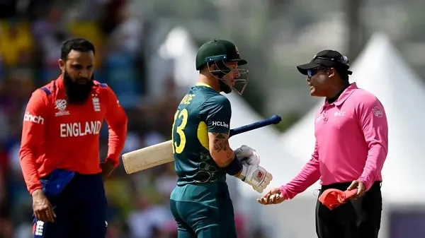 ক্রিকেট ম্যাচে আম্পায়ার ও খেলোয়াড়ের মধ্যে আলোচনা চলছে. Channel i News - চ্যানেল আই নিউজ