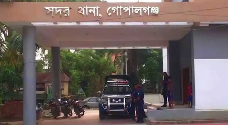 গোপালগঞ্জ সদর থানার প্রবেশদ্বার, পুলিশ ও মোটরসাইকেল দেখা যাচ্ছে. Channel i News - চ্যানেল আই নিউজ