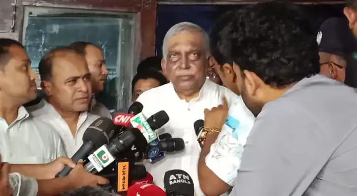 স্বরাষ্ট্রমন্ত্রী সাংবাদিকদের প্রশ্নের উত্তর দিচ্ছেন. Channel i News - চ্যানেল আই নিউজ