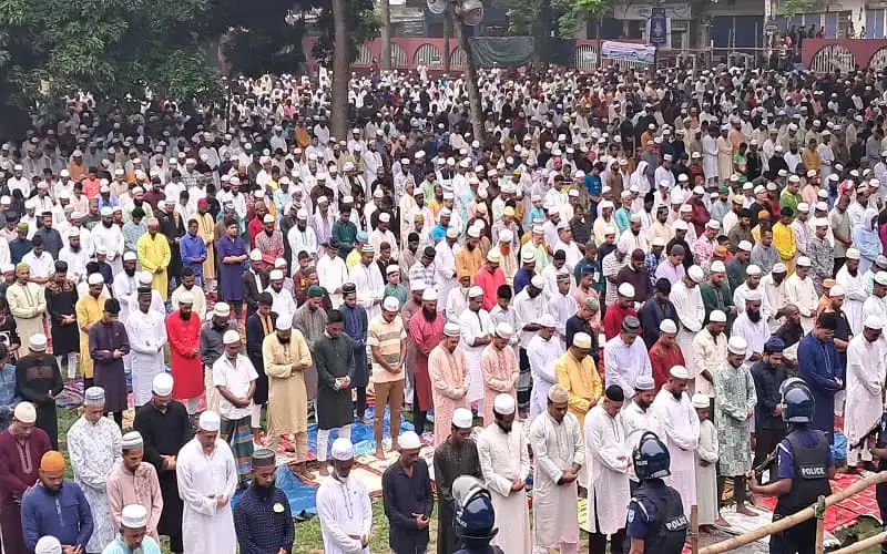 শোলাকিয়ায় ঈদুল আজহার জামাতে মুসল্লিরা অংশগ্রহণ করছে. Channel i News - চ্যানেল আই নিউজ