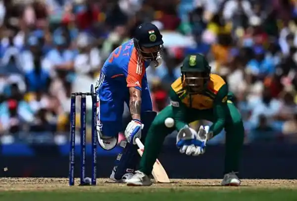 ভারত ও বাংলাদেশের ক্রিকেটাররা মাঠে প্রতিদ্বন্দ্বিতা করছে. Channel i News - চ্যানেল আই নিউজ