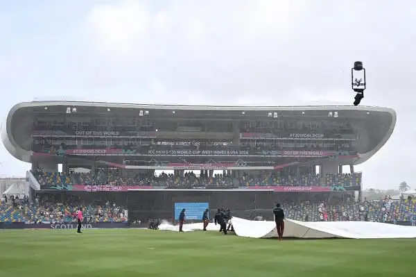 ক্রিকেট মাঠে খেলোয়াড়রা প্রস্তুত, দর্শকরা স্টেডিয়ামে উপস্থিত. Channel i News - চ্যানেল আই নিউজ