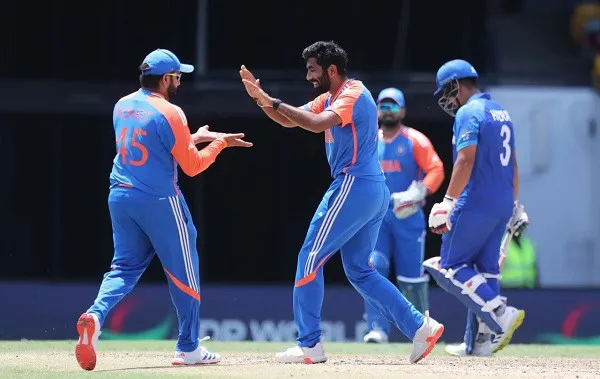 অস্ট্রেলিয়ার ক্রিকেটাররা মাঠে জয় উদযাপন করছে. Channel i News - চ্যানেল আই নিউজ
