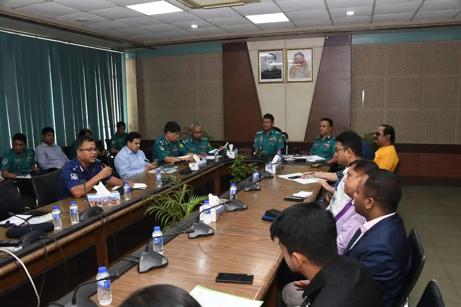 ডিএমপি কর্মকর্তাদের সঙ্গে গুরুত্বপূর্ণ আলোচনা চলছে. Channel i News - চ্যানেল আই নিউজ