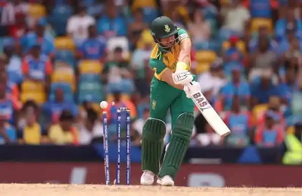 বাংলাদেশের নারী ক্রিকেটার ব্যাটিং করছে, আন্তর্জাতিক ম্যাচের দৃশ্য. Channel i News - চ্যানেল আই নিউজ