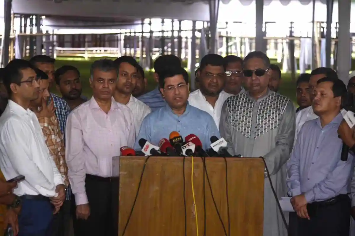 মেয়র তাপসসহ কর্মকর্তারা বর্জ্য অপসারণের বিষয়ে সংবাদ সম্মেলন করছেন. Channel i News - চ্যানেল আই নিউজ