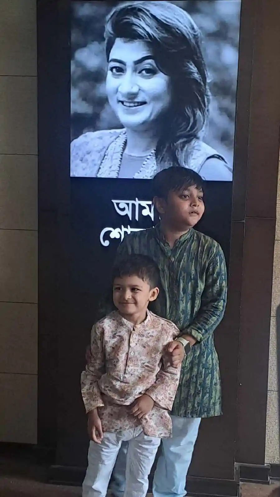 দুটি শিশু মা ছাড়া সিমান্তে দাঁড়িয়ে, বড়টি ছোটটির পাশে. Channel i News - চ্যানেল আই নিউজ