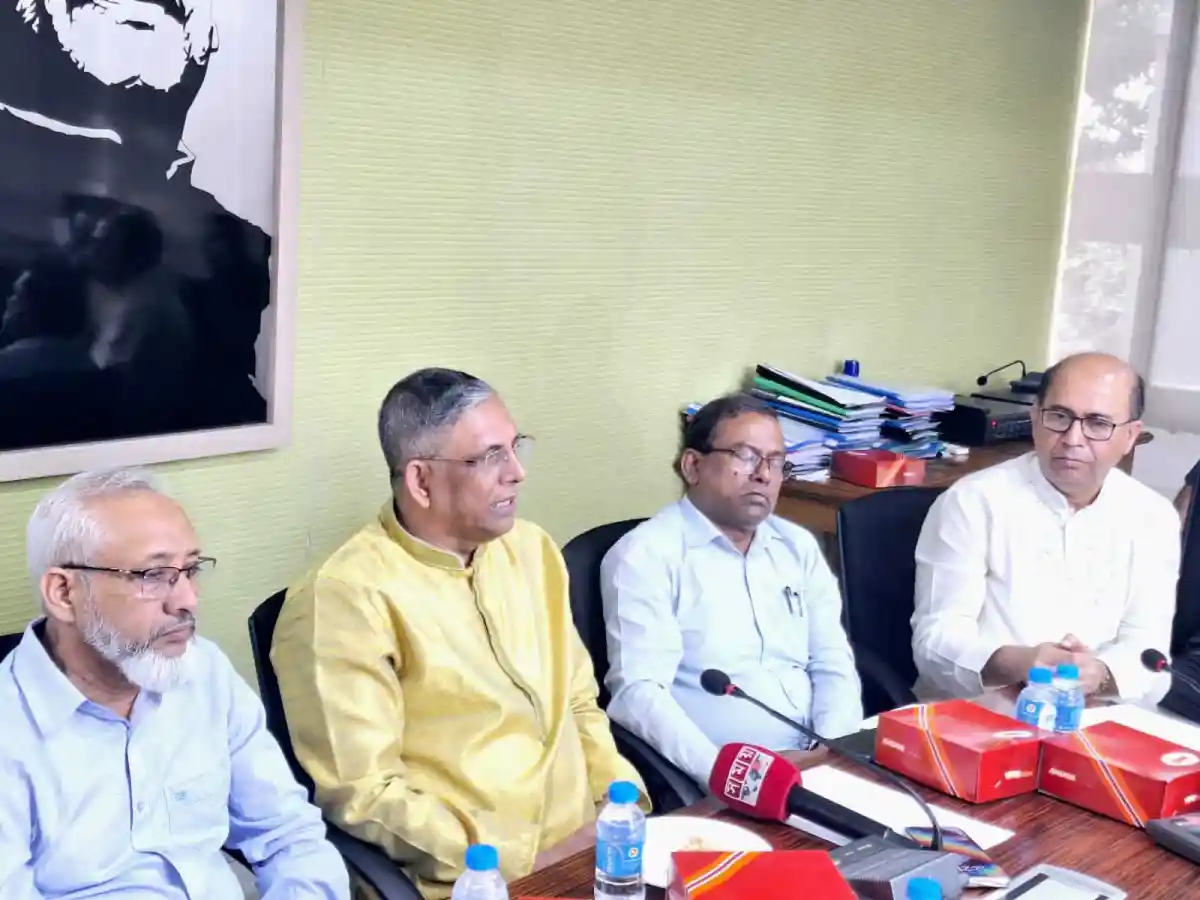 বাংলাদেশের রাজনৈতিক নেতারা বৈঠকে বসেছেন, আলোচনায় অংশগ্রহণ করছেন. Channel i News - চ্যানেল আই নিউজ