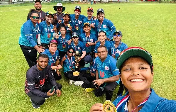 বাংলাদেশ নারী ক্রিকেট দল ট্রফি নিয়ে উল্লাস করছে. Channel i News - চ্যানেল আই নিউজ