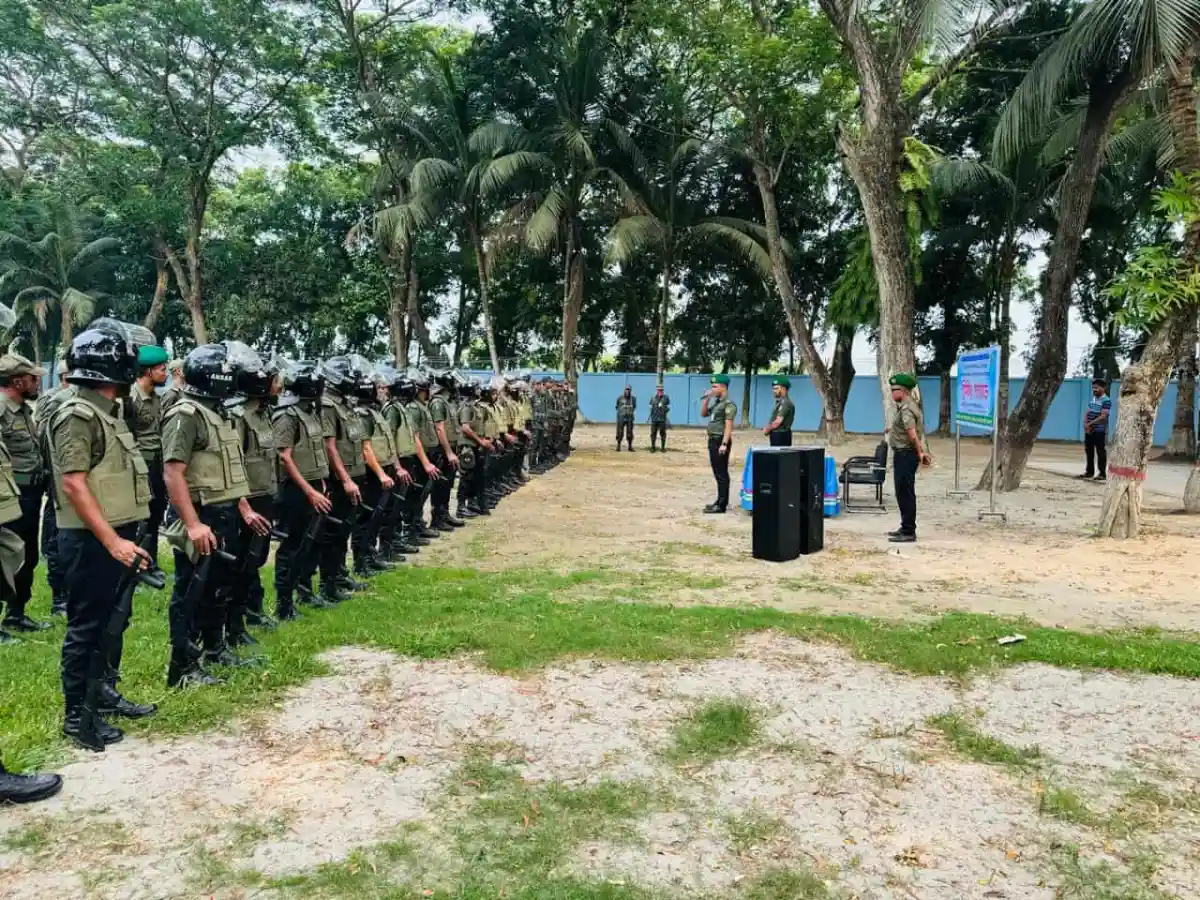 আনসার সদস্যরা প্রশিক্ষণে অংশ নিচ্ছেন, নিরাপত্তা প্রস্তুতি নেওয়া হচ্ছে. Channel i News - চ্যানেল আই নিউজ
