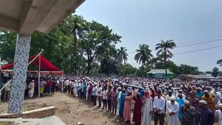 বাবা-মায়ের পাশে শফী আহমেদের জন্য মানুষের বিশাল সমাবেশ. Channel i News - চ্যানেল আই নিউজ