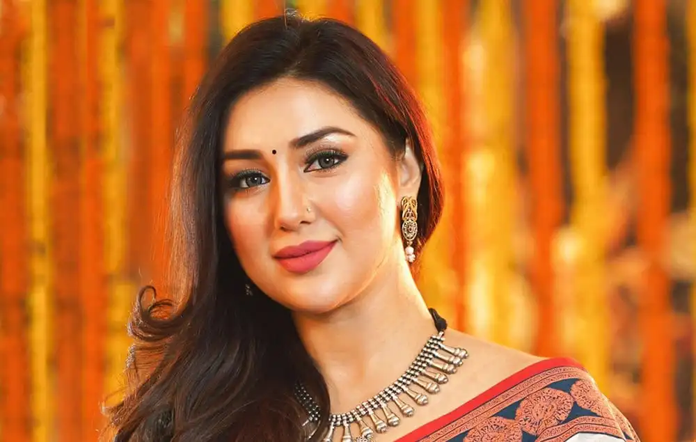অপু বিশ্বাস রঙ ছড়াতে দিনাজপুর যাচ্ছেন, সুন্দর পোশাক ও হাসি সহ. Channel i News - চ্যানেল আই নিউজ