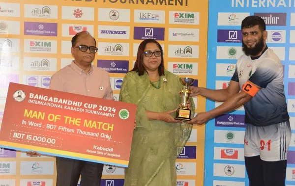 বাংলাদেশের অধিনায়ক চ্যাম্পিয়ন ট্রফি গ্রহণ করছেন, পুরস্কার বিতরণী অনুষ্ঠানে. Channel i News - চ্যানেল আই নিউজ