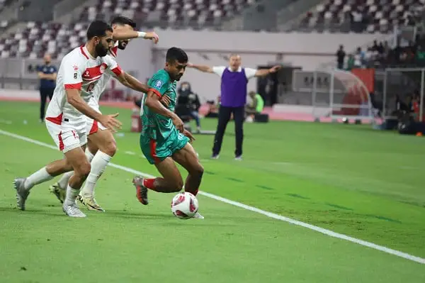 দুটি ফুটবল খেলোয়াড় মাঠে বলের জন্য প্রতিদ্বন্দ্বিতা করছে. Channel i News - চ্যানেল আই নিউজ