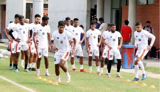 বাংলাদেশ ফুটবল দলের খেলোয়াড়রা অনুশীলনে অংশগ্রহণ করছে. Channel i News - চ্যানেল আই নিউজ