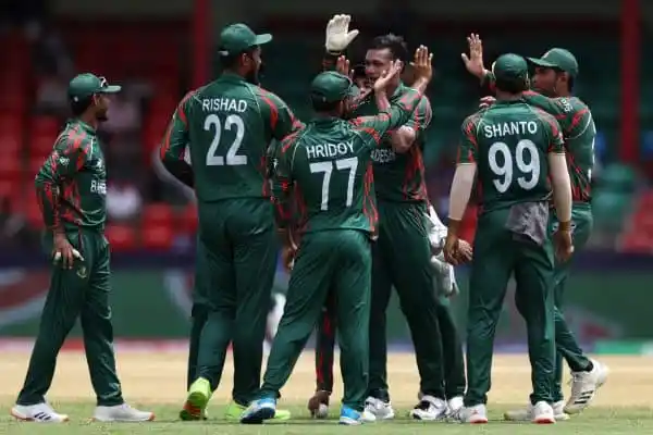বাংলাদেশ ক্রিকেট দলের খেলোয়াড়রা জয় উদযাপন করছে. Channel i News - চ্যানেল আই নিউজ