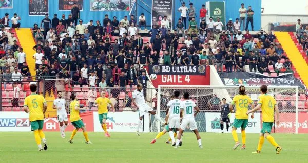 বাংলাদেশ ও অস্ট্রেলিয়া দলের খেলোয়াড়রা মাঠে প্রতিদ্বন্দ্বিতা করছে. Channel i News - চ্যানেল আই নিউজ