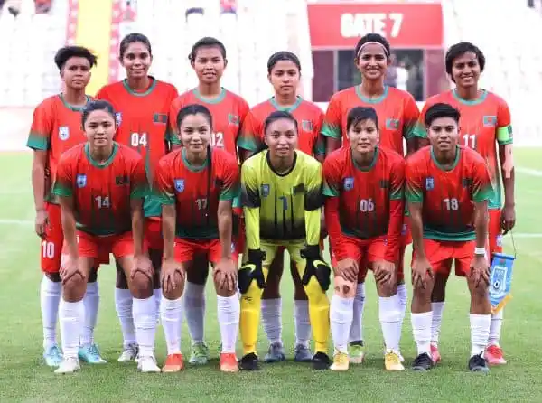 বাংলাদেশ নারী ফুটবল দলের দলগত ছবি, সবুজ ও লাল জার্সি পরিহিত. Channel i News - চ্যানেল আই নিউজ