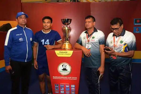 বাংলাদেশের কাবাডি দলের খেলোয়াড় ও কোচরা ট্রফির পাশে দাঁড়িয়ে. Channel i News - চ্যানেল আই নিউজ