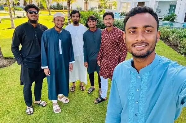 সাকিব-মোস্তাফিজসহ মুসল্লিরা ঈদের নামাজ শেষে খুশির আমেজে. Channel i News - চ্যানেল আই নিউজ