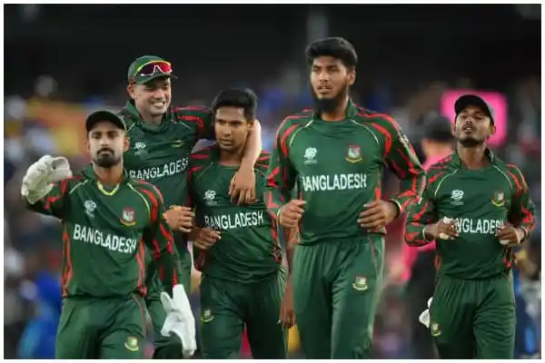 বাংলাদেশ ক্রিকেট দলের খেলোয়াড়রা মাঠে আনন্দের সাথে উদযাপন করছে. Channel i News - চ্যানেল আই নিউজ
