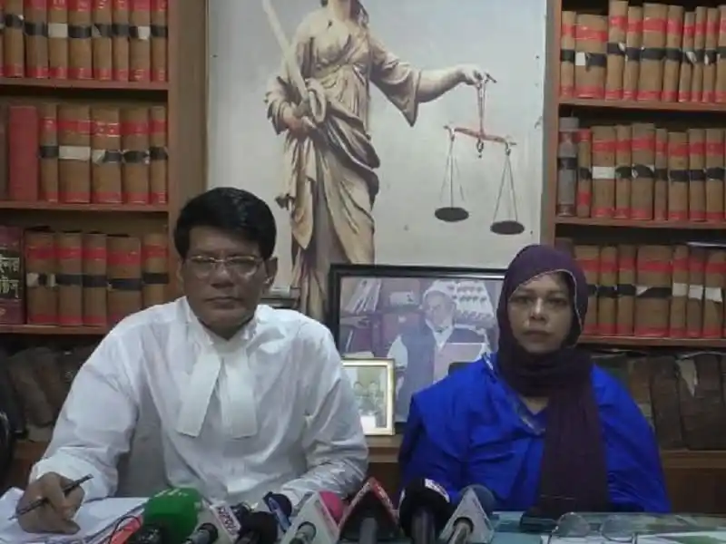 অভিযোগকারীর সঙ্গে আইনজীবী ও সাক্ষী, আদালতের রুমে ছবি।. Channel i News - চ্যানেল আই নিউজ