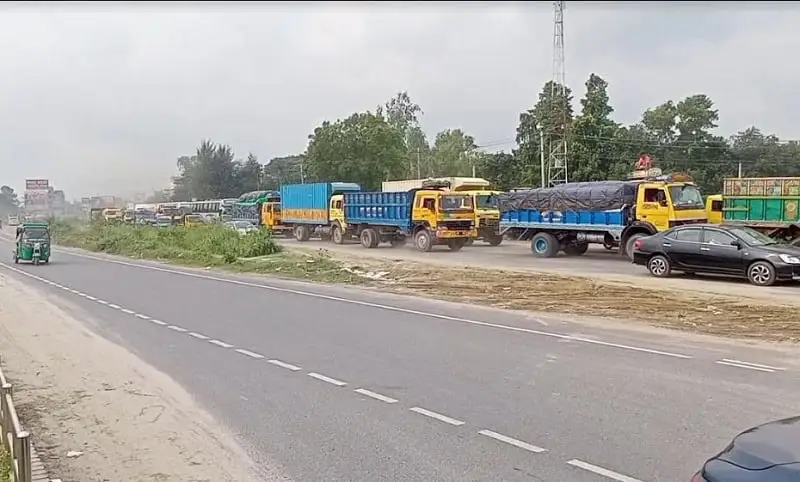 বাংলাদেশের রাস্তায় ট্রাক ও গাড়ির দীর্ঘ যানজট, যান চলাচল ব্যাহত. Channel i News - চ্যানেল আই নিউজ