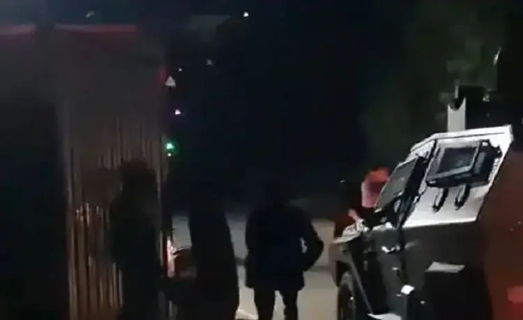 নিরাপত্তা বাহিনী ও সন্দেহভাজনদের উপস্থিতি, কাশ্মিরে সংঘর্ষের ছবি. Channel i News - চ্যানেল আই নিউজ