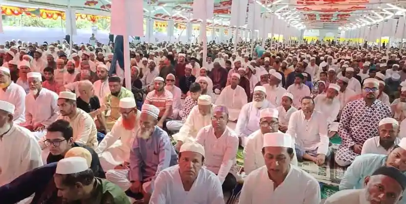 জনপ্রিয় মুসল্লিরা ঈদুল আজহা উদযাপনে অংশগ্রহণ করছে. Channel i News - চ্যানেল আই নিউজ