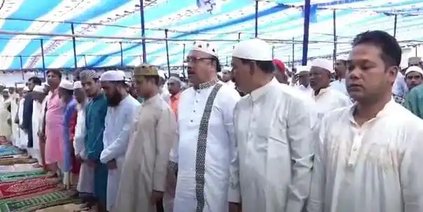 জনপ্রিয় মুসল্লিরা ঈদুল আজহা উপলক্ষে নামাজ আদায় করছেন. Channel i News - চ্যানেল আই নিউজ