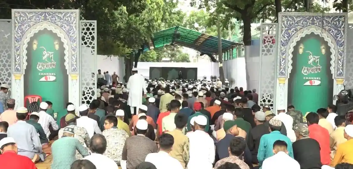 জনগণ একত্রিত হয়ে ইসলামিক ইভেন্টে অংশগ্রহণ করছে. Channel i News - চ্যানেল আই নিউজ