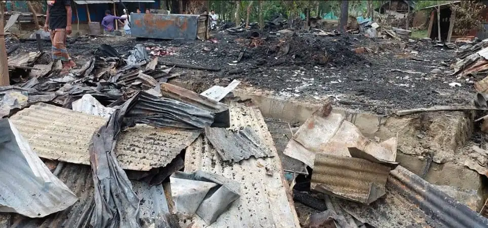 অগ্নিকাণ্ডে পোড়া বাড়ির ধ্বংসাবশেষ ও ক্ষতিগ্রস্ত কাঠামো. Channel i News - চ্যানেল আই নিউজ