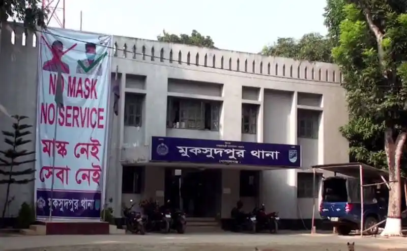 মুক্তমঞ্চ থানা ভবনের সামনে করোনা সচেতনতামূলক ব্যানার. Channel i News - চ্যানেল আই নিউজ