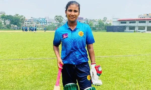 বাংলাদেশি নারী ক্রিকেটার মাঠে প্রস্তুত, খেলায় মনোযোগী. Channel i News - চ্যানেল আই নিউজ
