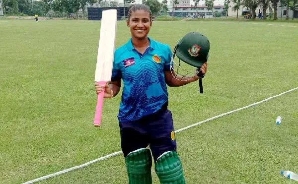 বাংলাদেশি নারী ক্রিকেটার ব্যাট ও হেলমেট হাতে মাঠে হাসিমুখে. Channel i News - চ্যানেল আই নিউজ