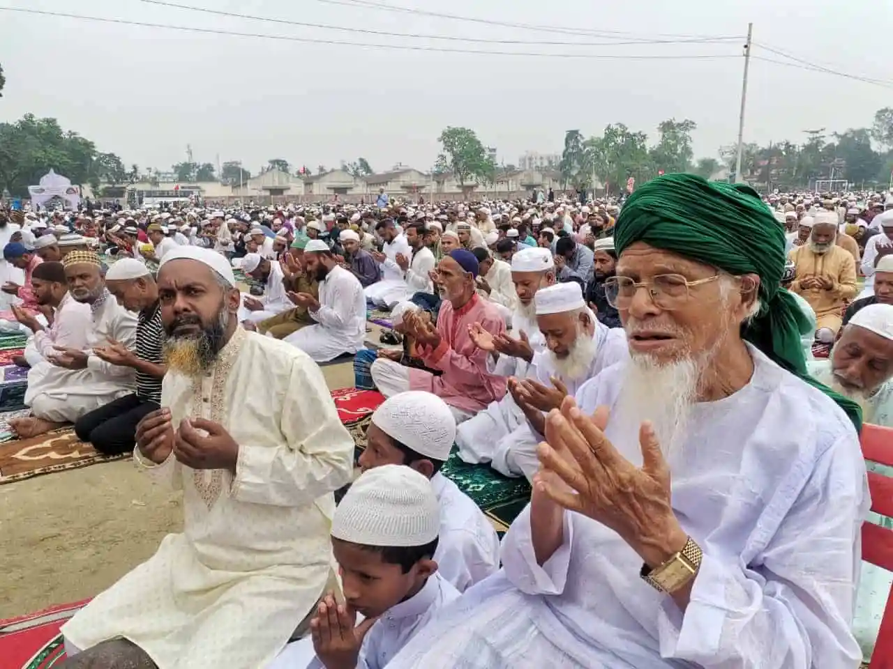 বাংলাদেশে ঈদুল আজহা উপলক্ষে মুসল্লিরা নামাজ আদায় করছেন. Channel i News - চ্যানেল আই নিউজ