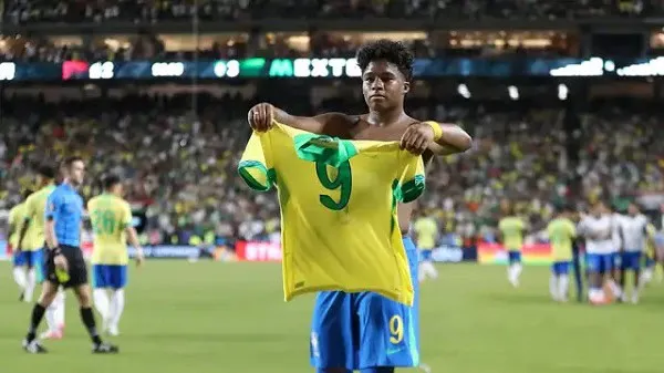 বাংলাদেশের ফুটবল খেলোয়াড় মাঠে জার্সি ধরে দাঁড়িয়ে. Channel i News - চ্যানেল আই নিউজ