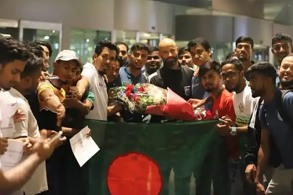 প্রবাসীদের স্বাগত জানাতে জামালরা বাংলাদেশ পতাকা হাতে দাঁড়িয়ে. Channel i News - চ্যানেল আই নিউজ