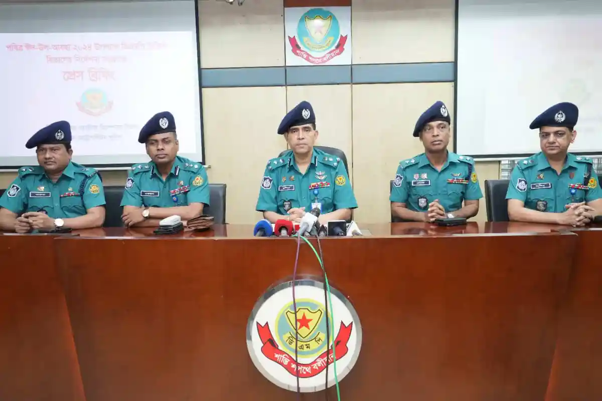 পুলিশের কর্মকর্তারা ঈদযাত্রায় নিরাপত্তা নিশ্চিত করছেন. Channel i News - চ্যানেল আই নিউজ