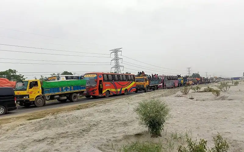 বঙ্গবন্ধু সেতু মহাসড়কে দীর্ঘ যানজট, বাস ও ট্রাকের সারি. Channel i News - চ্যানেল আই নিউজ