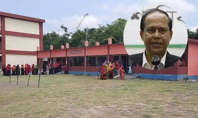 উপজেলায় ভোটাররা ভোট দিচ্ছেন, ভোট কেন্দ্রের ছবি. Channel i News - চ্যানেল আই নিউজ