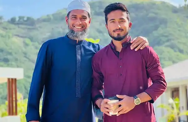 দুজন যুবক ঈদের নামাজ শেষে খুশির আমেজে একসঙ্গে ছবি তুলছেন. Channel i News - চ্যানেল আই নিউজ