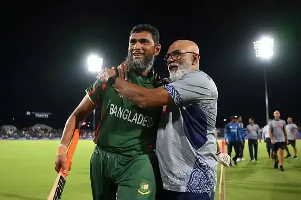 মাহমুদউল্লাহকে শুভেচ্ছা জানাচ্ছেন হার্শা ভোগলে. Channel i News - চ্যানেল আই নিউজ