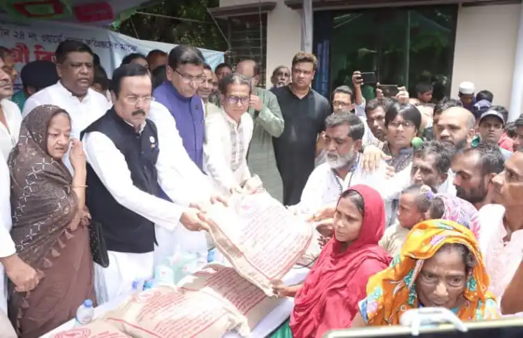 প্রধান অতিথি বন্যার ক্ষতিগ্রস্তদের জন্য ত্রাণ বিতরণ করছেন. Channel i News - চ্যানেল আই নিউজ