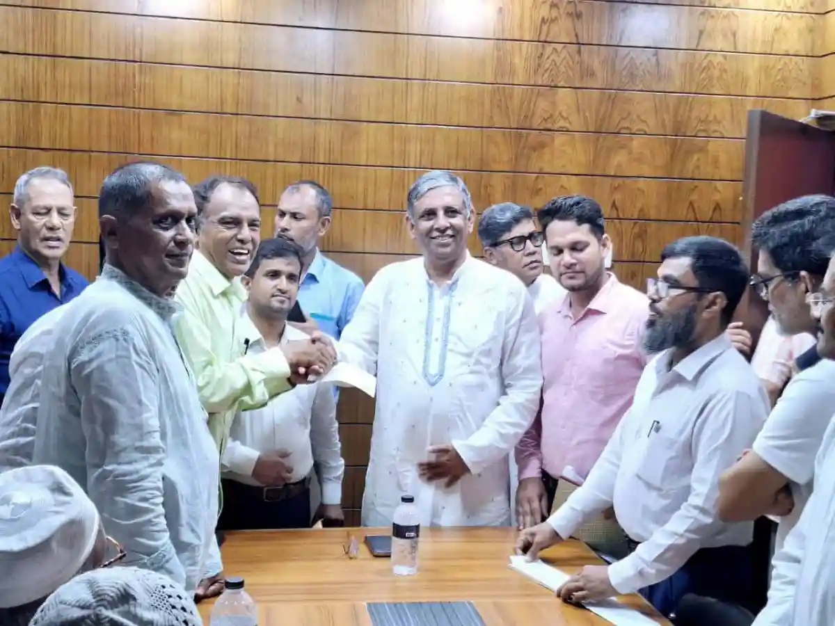 নাছিমের সাথে আলোচনা করছেন বিভিন্ন ব্যক্তি. Channel i News - চ্যানেল আই নিউজ