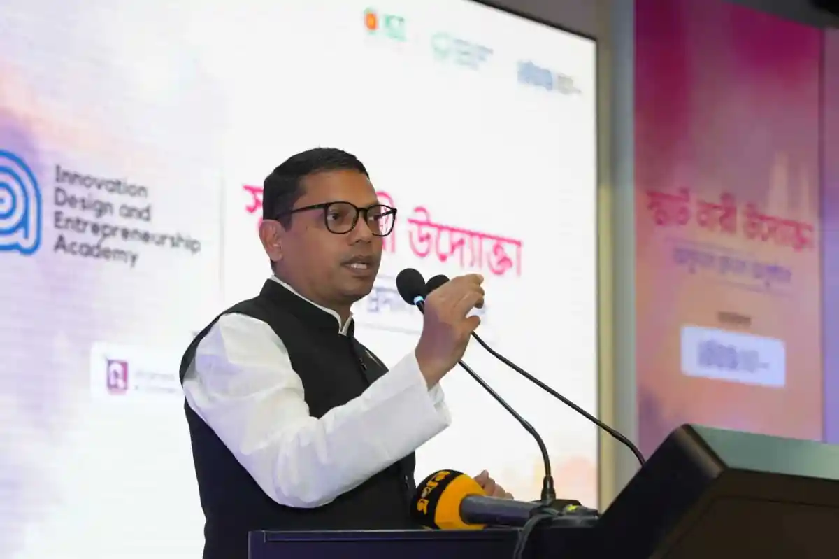 নেতা বক্তৃতা দিচ্ছেন, পেপার পয়েন্টের সামনে, বাংলাদেশ. Channel i News - চ্যানেল আই নিউজ