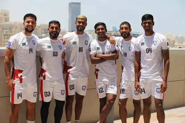 বাংলাদেশ ক্রিকেট দলের খেলোয়াড়রা রঙিন জার্সি পরে হাসিমুখে ছবি তুলছে. Channel i News - চ্যানেল আই নিউজ