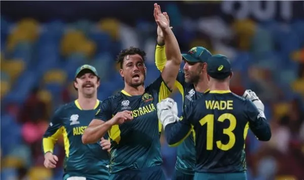 অস্ট্রেলিয়ার ক্রিকেটাররা মাঠে জয় উদযাপন করছে. Channel i News - চ্যানেল আই নিউজ