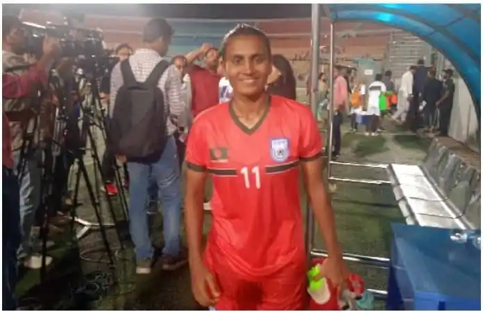 বাংলাদেশের নারী ফুটবল খেলোয়াড়, জার্সি নম্বর ১১, হাসিমুখে দাঁড়িয়ে. Channel i News - চ্যানেল আই নিউজ